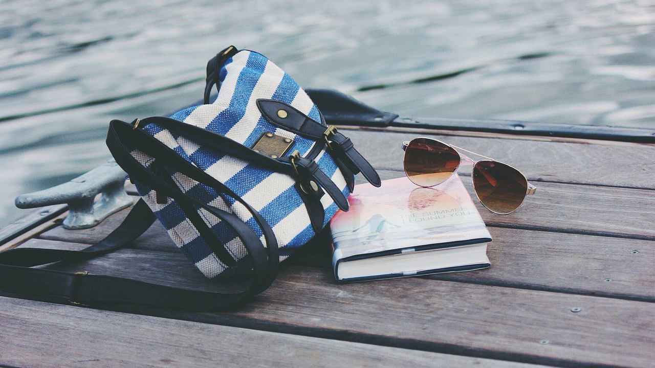 Tipy na 10 knih, které byste měli v létě přečíst